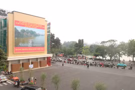 Trái lại, không gian thoáng, rộng, và là địa điểm có thể tổ chức sự kiện lý tưởng với màn hình LED to.