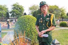 Xúc động người cựu chiến binh đọc thơ trước mộ liệt sĩ Tô Vĩnh Diện