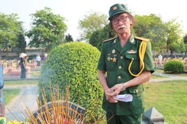 Xúc động người cựu chiến binh đọc thơ trước mộ liệt sĩ Tô Vĩnh Diện