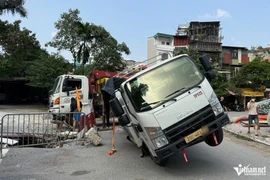 Hiện trường vụ ô tô sụt hố sâu ở Hà Nội, xe tới cứu hộ cũng gặp nạn 