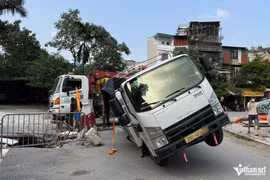 Hiện trường vụ ô tô sụt hố sâu ở Hà Nội, xe tới cứu hộ cũng gặp nạn 
