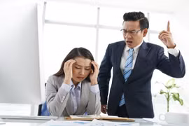 Bí quyết ứng xử EQ cao khi sếp mắng, ghi điểm ngoài mong đợi