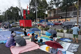 Người dân xếp ghế, trải chiếu giữ chỗ chờ xem diễu binh từ sáng 31/8