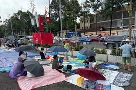 Người dân xếp ghế, trải chiếu giữ chỗ chờ xem diễu binh từ sáng 31/8