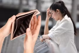 Năm dấu hiệu âm thầm cho thấy bạn đang nghèo đi từng ngày