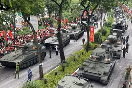 Ngắm dàn khí tài diễu binh hùng tráng từ trên cao