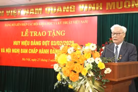 Đồng chí Nguyễn Văn Giao, 92 tuổi, nhận Huy hiệu 65 năm tuổi Đảng xúc động phát biểu.