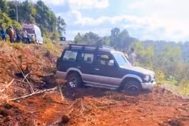Va chạm ô tô tại Lâm Đồng, 3 người trong gia đình tử vong 