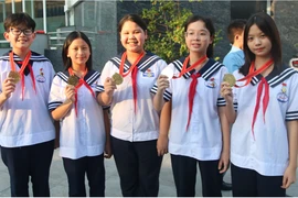 Học sinh sáng chế thùng rác thông minh tự phân loại, nén rác năng lượng sạch