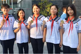 Học sinh sáng chế thùng rác thông minh tự phân loại, nén rác năng lượng sạch