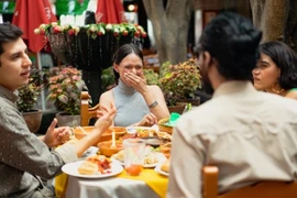 Làm lộ EQ thấp chỉ bằng 4 thói quen nhỏ khi đi ăn cưới