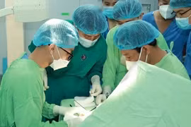 Ghép bàn tay vào chân ở Bình Dương tiếp nối kỳ tích ghép chi thể Việt Nam