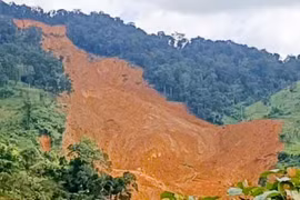 Sạt lở lớn giữa trời nắng ở Đà Nẵng, chuyên gia chỉ loạt tín hiệu nguy hiểm