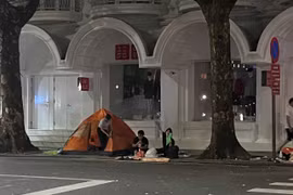 Nút giao Hàng Khay, người dân căng bạt, dựng lều giữ chỗ từ rạng sáng 1/9