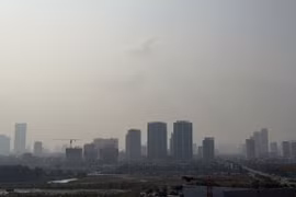 Ô nhiễm không khí tràn Hà Nội, bác sĩ chỉ 3 thói quen tự bảo vệ