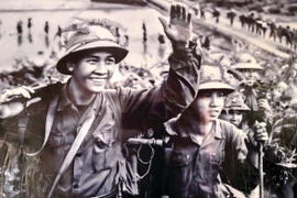 Người lính trong bức ảnh lịch sử bất ngờ ‘gặp lại chính mình’ sau 38 năm