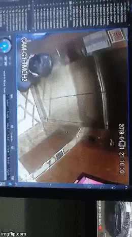 Clip nguoi dan ong om hon be gai trong thang may chung cu gay phan no-Hinh-3