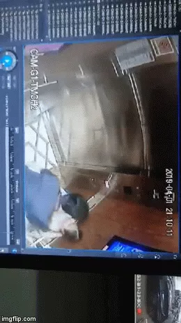 Clip nguoi dan ong om hon be gai trong thang may chung cu gay phan no-Hinh-2