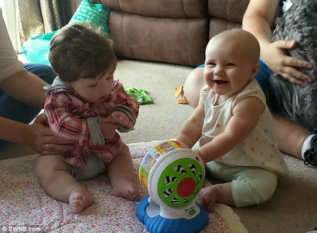 Ngắm em bé kỳ lạ 6 tháng tuổi tóc rậm như 6 tuổi