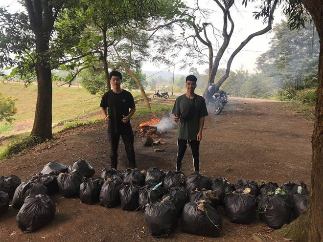 Thanh niên Việt khắp nơi hào hứng tham gia “Thử thách dọn rác“