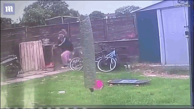 Video: Bi “nhin deu”, bo noi con dien va lao toi truy sat co gai