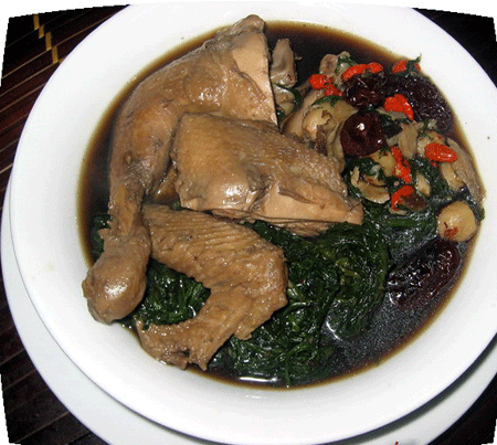 Gà tần ngải cứu. 1 con gà đen khoảng 500gr, 3 trái táo đỏ, ý dĩ, kỷ từ, 3 lát sâm ta, ngải cứu, hạt sen, tam thất, hạt nêm. Gà làm sạch, mổ moi, nhồi tất cả các nguyên liệu vào trong gà, cho gà vào nồi, đổ săm sắp nước, nêm hạt nêm vừa miệng, tần cho đến khi gà mềm nhừ.