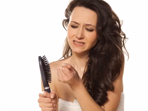 7 sai lầm khiến tóc rụng nhiều hơn