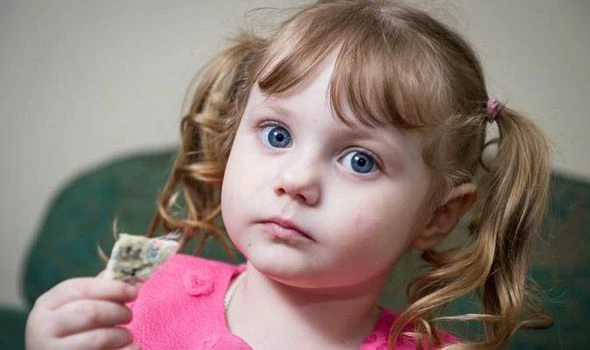 Cô bé xinh xắn chỉ thích ăn đất, thảm chùi chân