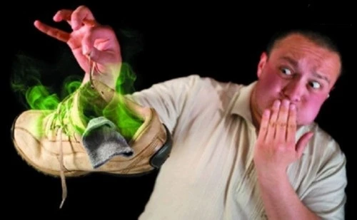 Mẹo khử mùi hôi chân khi trời ẩm ướt