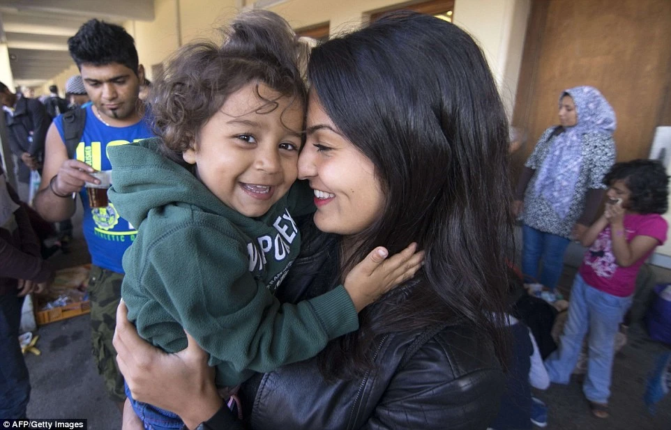 Hình ảnh tình người nồng ấm dành cho người tị nạn