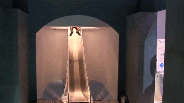 Người Nhật dạy trẻ nhảy vào bồn cầu để tự tìm lối thoát