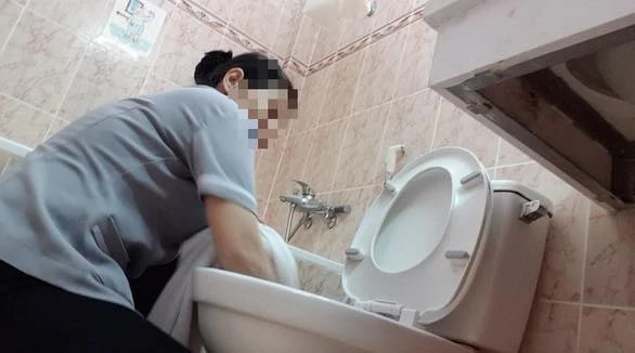 Dư luận dậy sóng với hình ảnh NV khách sạn “dùng khăn tắm lau bồn cầu”