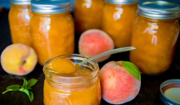 Tự làm mứt đào phết bánh mì cho bữa sáng ngon tuyệt