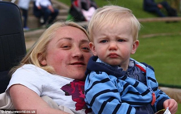 Kỳ lạ con mới biết đi đã cao gấp 2 lần mẹ