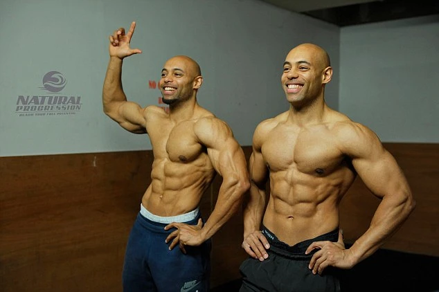 Ngắm anh em sinh đôi có cơ bắp đẹp nhất nước Anh