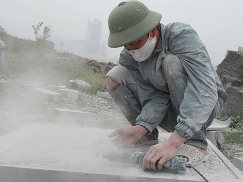 Môi trường độc hại. Những tác nhân gây ung thư từ môi trường độc hại có thể làm thay đổi cấu trúc gene hoặc tế bào bên trong cơ thể.
