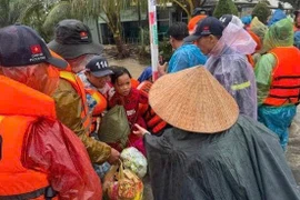 Nhu yếu phẩm đã được trao tận tay cho người dân vùng lũ 