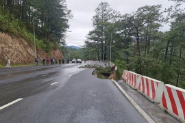 Cấm cả hai chiều đèo Prenn do nứt mặt đường, nguy cơ sạt lở cao