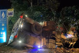 Lực lượng chức năng Đắk Lắk cứu hộ thành công tài xế mắc kẹt trong cabin