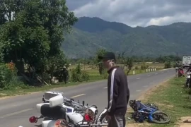 Chạy xe máy không đội mũ bảo hiểm, lấn làn tông vào xe CSGT