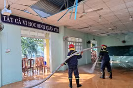 Công an Đắk Lắk giúp người dân khắc phục hậu quả thiên tai bão lũ 