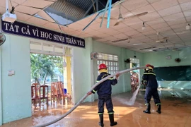 Công an Đắk Lắk giúp người dân khắc phục hậu quả thiên tai bão lũ 