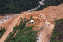 Thông xe có điều kiện qua đèo Khánh Lê sau hơn một tháng tê liệt