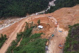 Thông xe có điều kiện qua đèo Khánh Lê sau hơn một tháng tê liệt