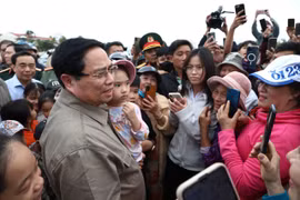 Thủ tướng thăm hỏi người dân vùng rốn lũ Đắk Lắk, yêu cầu khắc phục nhanh hơn