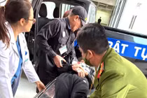 Cảnh sát 113 Phú Thọ kịp thời đưa người bị tai nạn đi cấp cứu