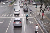 Camera AI phát hiện 23 trường hợp vượt đèn đỏ trên phố Phạm Văn Bạch, Hà Nội
