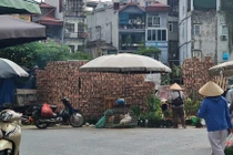 "Biến" lòng đường Hà Nội thành bãi tập kết VLXD