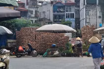 "Biến" lòng đường Hà Nội thành bãi tập kết VLXD