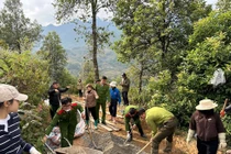 Công an Lào Cai chung sức đổ bê tông, làm đường cùng người dân